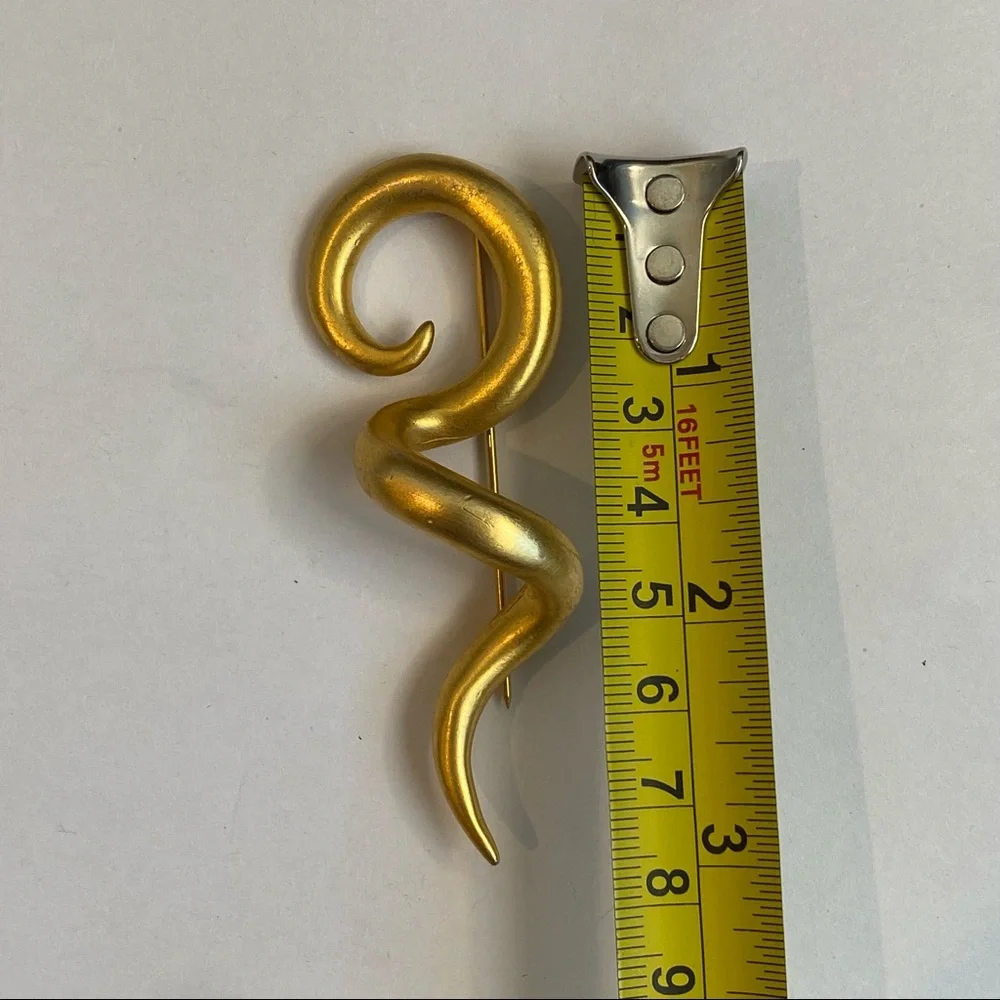 Vintage matte gold toned‎ swirl statement piece jewelry lapel pin brooch